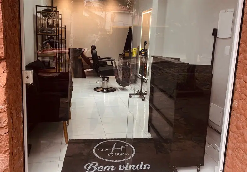 Entrada interna do estúdio com tapete de boas-vindas da LF Studio