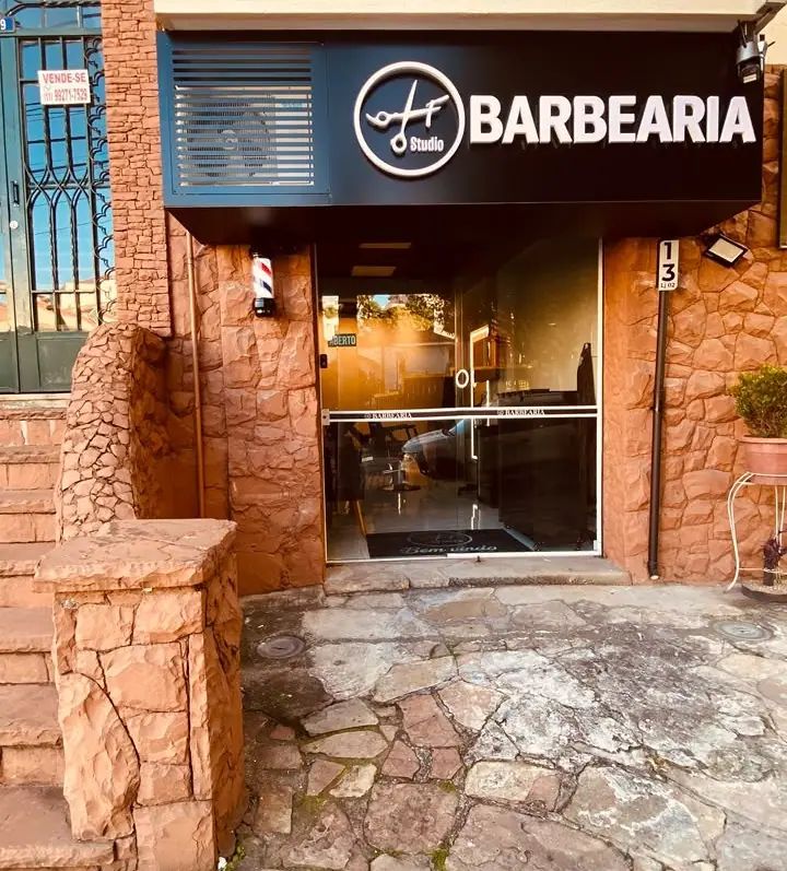 Fachada da LF Studio com o letreiro Barbearia e porta de vidro